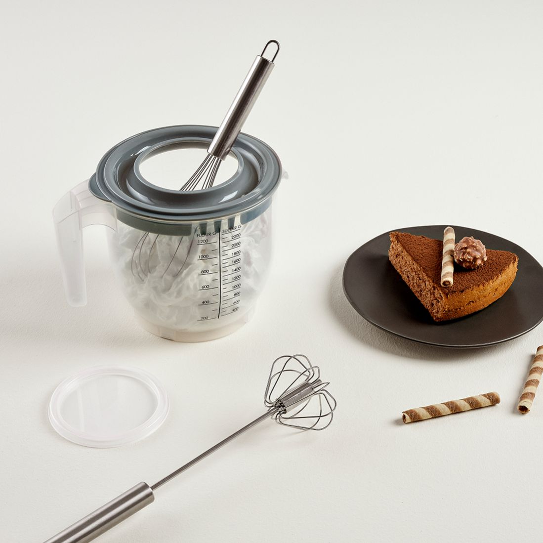 Dunya 2200 ml Measuring Cup with lid