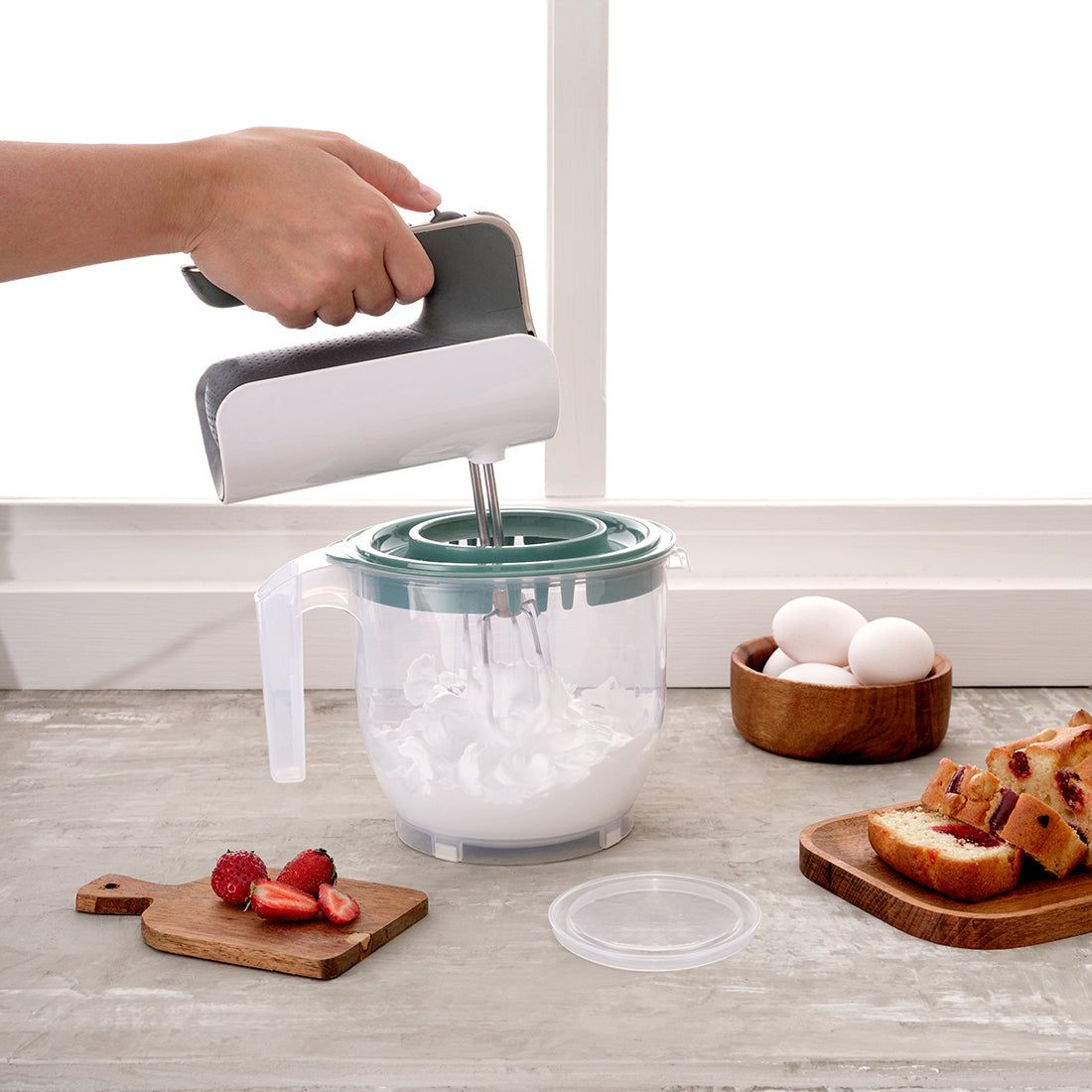 Dunya 2200 ml Measuring Cup with lid